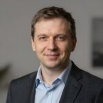 Профессиональный портрет уверенного бизнесмена на нейтральном фоне для сайта студии Арт Косарев